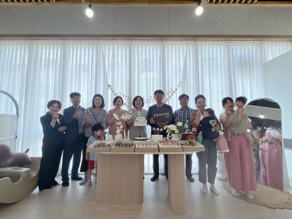 ▲ 공동육아카페 개장식을 갖고 기념촬영을 하고 있다.(사진제공=강진군)