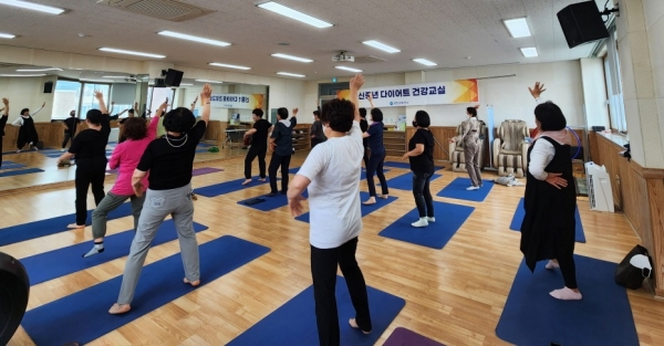▲‘신중년 다이어트 건강 교실’이 운영되고 있다.(사진제공=강진군)