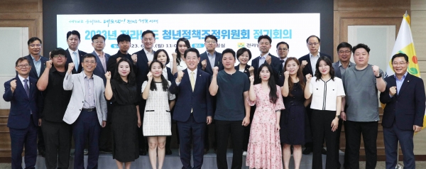▲김영록 전라남도지사와 신나라 청년위원 등 참석자들이 19일 오전 도청 서재필실에서 열린 전라남도 청년정책조정위원회 정기회의에서 기념촬영을 하고 있다.(사진제공=전라남도)