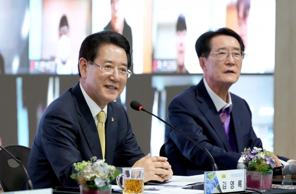 ▲김영록 전라남도지사가 19일 신안군 신안국민체육센터에서 열린 ‘2023 신안군도민과의 대화’에서 군민들과 즉문즉답을 하고 있다.(사진제공=전라남도)