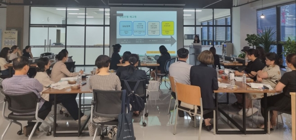▲지난 19일 열린 전남교육청 1기 학부모 진로진학 아카데미에서 강사가 대학입시 용어와 입시정보의 탐색방법에 대해 설명하고 있다.(사진제공=전라남도교육청)