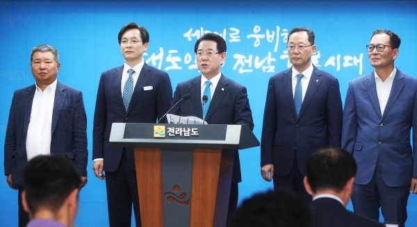 ▲김영록 전라남도지사가 20일 오전 도청 브리핑룸에서 친환경 재생에너지 산업벨트와 서남해안 광역 관광 거점단지 구축에 대한 전라남도 솔라시도 기업도시 활성화 비전을 발표하고 있다.(사진제공=전라남도)