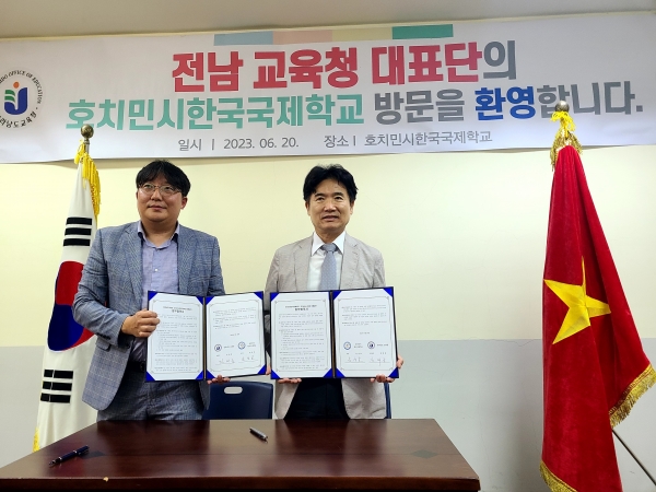 ▲손성호 호치민시한국국제학교교장(왼쪽)과 김대중 전남교육감이 자매결연 협약서를 들어보이고 있다.(사진제공=전라남도교육청)