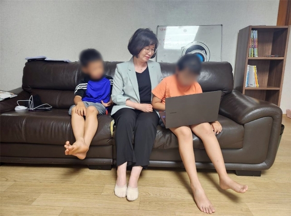▲장흥군 드림스타트는 지난 20일 교육기자재 최신형 노트북 3대(450만원)를 필요가정에 전달했다.(사진제공=장흥군)