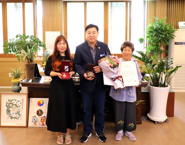 ▲영광군은 지난 20일 6.25참전용사 故진태수 상병의 여동생인 진만님 여사님과 조카 진채령씨에게 화랑무공훈장을 전수하는 행사를 가졌다.(사진제공=영광군)