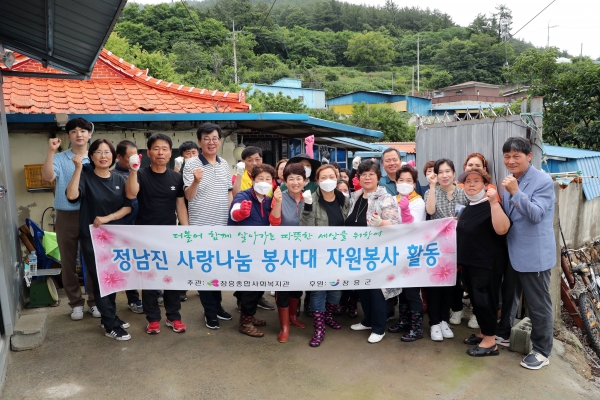 ▲김성 장흥군수가 21일 정남진사랑나눔봉사대와 함께 회진면을 찾아 특별한 봉사활동에 나섰다.(사진제공=장흥군)