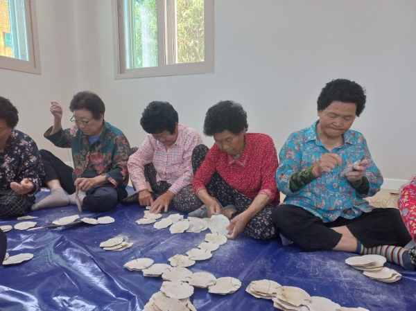 ▲화산 관동마을회관에서 굴패각 재활용 김 종패 제작 모습(사진제공=해남군)