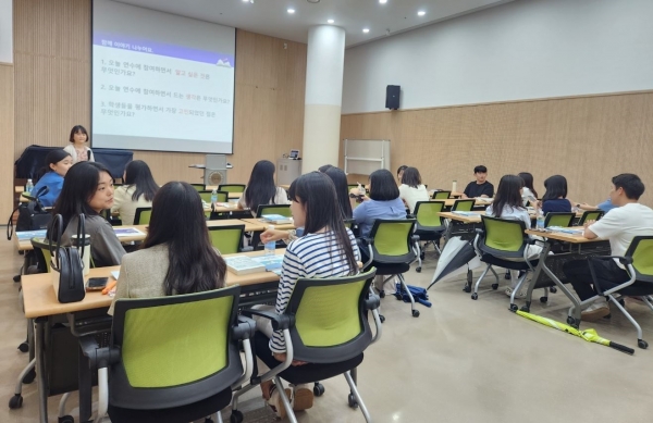 ▲학생평가 역량강화 연수에 참여한 초등교원들이 강의를 듣고 있다.(사진제공=전라남도교육청)