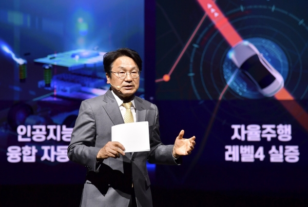 ▲강기정 광주광역시장이 지난 3월 29일 오후 남구 광주실감콘텐츠큐브(GCC) 1층 VX스튜디오에서 열린 ‘광주 미래차 비전선포식’에 참석해 미래차산업 경쟁력을 높이기 위한 4대 추진전략을 발표하고 있다.(사진제공=광주광역시)