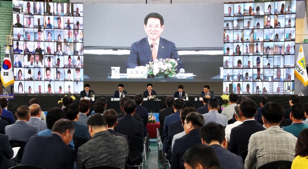 ▲김영록 전라남도지사가 22일 고흥팔영체육관에서 열린 고흥군민과 함께하는 2023 도민과의 대화에서 군민들과 즉문즉답을 하고 있다.(사진제공=전라남도)