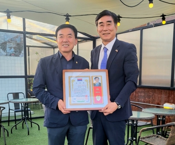 최기영 광주 북구의원이 22일 청렴인으로 선정되어 김화일 반부패국민운동지도자총연합 중앙회장으로부터 표창패를 수여받았다.(사진제공=반부패국민운동지도자총연합 중앙회)