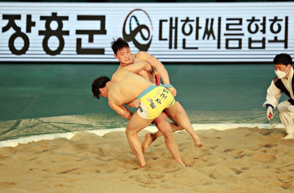 ▲장흥군은 오는 7월 1일부터 7일까지 장흥실내체육관에서 ‘제60회 대통령기 전국장사씨름대회’를 개최한다.(사진제공=장흥군)