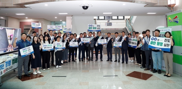 ▲진도군이 노조와 함께하는 반부패ㆍ청렴 향상 캠페인을 실시했다.(사진제공=진도군)