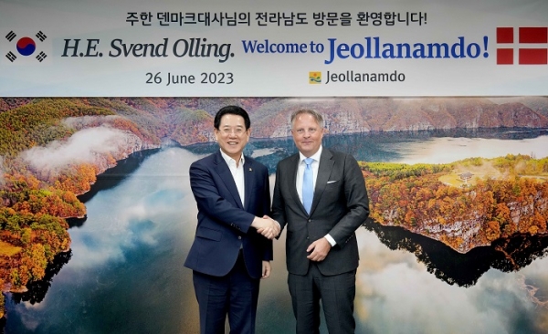 ▲김영록 전라남도지사가 26일 오후 전남도청 접견실에서 스벤 올링(svend olling) 주한덴마크 대사와 해상풍력 사업 등 관련 협력 방안을 논의하고 기념촬영을 하고 있다.(사진제공=전라남도)