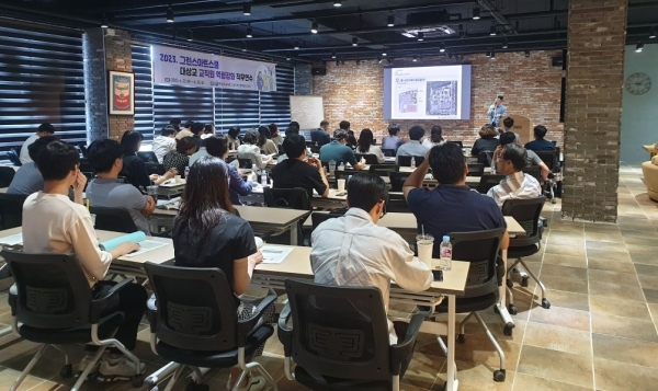 ▲2023년 그린스마트스쿨 사업 대상학교 담당자들이 역량강화를 위한 직무연수를 받고 있다.(사진제공=전라남도교육청)
