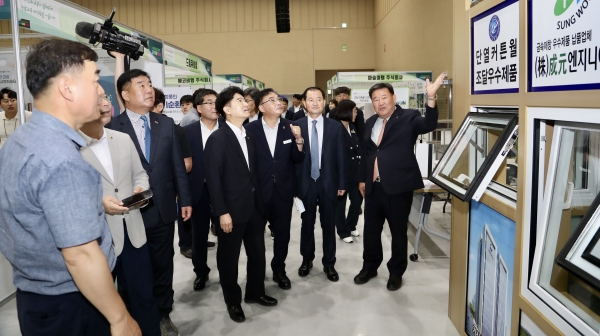 ▲김대중 전남교육감을 비롯한 관계자들이 2023 전남교육 물품박람회 개막식 후 전시 부스를 둘러보고 있다.(사진제공=전라남도교육청)