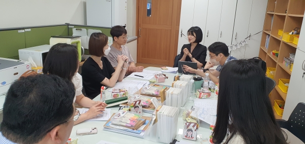 ▲전남 도내 기초학력전담교사들이 지도역량을 높이기 위한 컨설팅에 참여해 전문가들의 자문을 받고 있다.(사진제공=전라남도교육청)