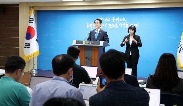 ▲김영록 전라남도지사가 29일 오전 도청 브리핑룸에서 열린 민선 8기 출범 1주년 기자간담회에서 지난 1년 성과와 향후 역점 시책을 발표하고 있다.(사진제공=전라남도)