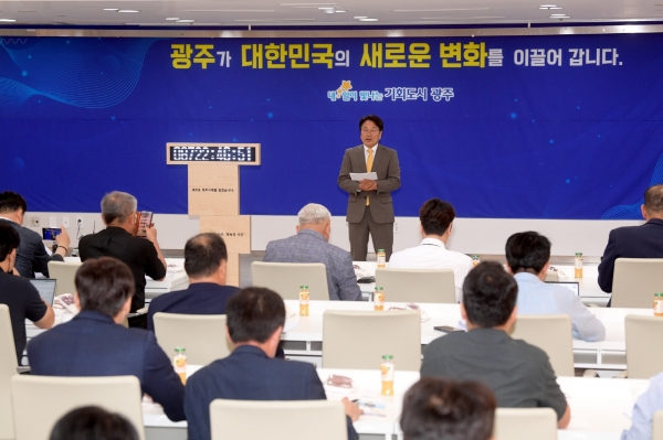 ▲강기정 광주광역시장이 29일 오전 시청 중회의실에서 민선8기 1년 브리핑을 하고 있다.(사진제공=광주광역시)