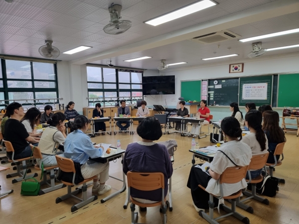 ▲고흥동초 공개수업에 참여한 교사들이 놀이중심 수업에 대한 의견을 나누고 있다.(사진제공=전라남도교육청)