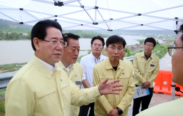 ▲김영록 전라남도지사가 29일 오후 집중호우 예보에 따라 수해를 입었던 곡성군 제방유실지역 현장을 방문, 현황을 청취하고 비상상황 발생시 인명피해가 발생하지 않도록 체계적인 대응태세 구축을 당부하고 있다.(사진제공=전라남도)