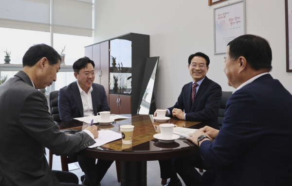 ▲지난 5월 11일, 강진원 군수가 행안부 최병관 지방재정경제실장을 만나 면담했다.(사진제공=강진군)
