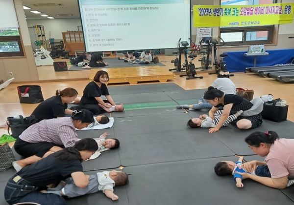 ▲진도군이 최근 ‘쑥쑥 크는! 오감 발달 베이비 마사지 교실’을 운영했다.(사진제공=진도군)
