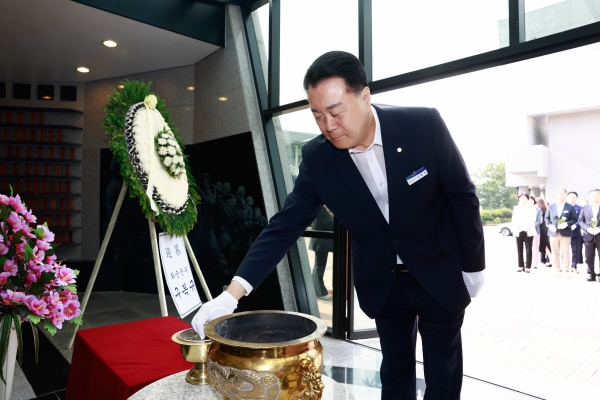 ▲구복규 화순군수가 취임 1주년을 맞아 화순읍 남산 충혼탑에 방문하여 참배하고 분향하고 있다.(사진제공=화순군)