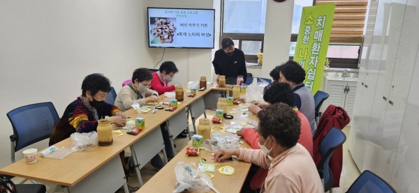 ▲진도군 치매안심센터가 지역주민을 대상으로 치매예방 맞춤형 프로그램을 운영했다.(사진제공=진도군)