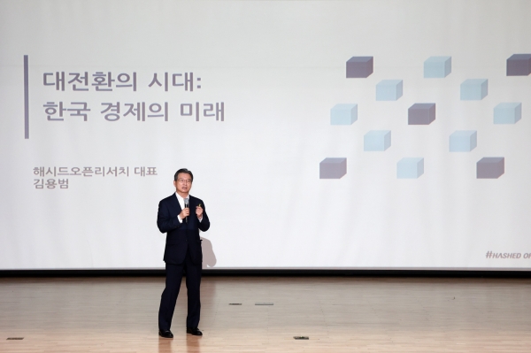 ▲김용범 전 차관이 황토골 자치마당에서 강연을 하고 있다.(사진제공=무안군)