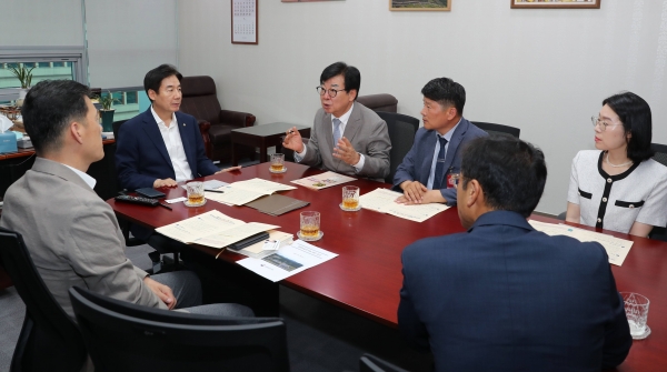 김성 장흥군수가 최근 남부권 해양스포츠 선수촌 유치를 건의하기 위해 국회를 방문했다.