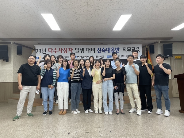 ▲ 지난 3일 영암소방서에서 영암·강진·장흥군 보건소 신속대응반이 모여 다수사상자 발생에 대비하는 직무교육을 갖고 기념촬영을 하고 있다.(사진제공=영암군)