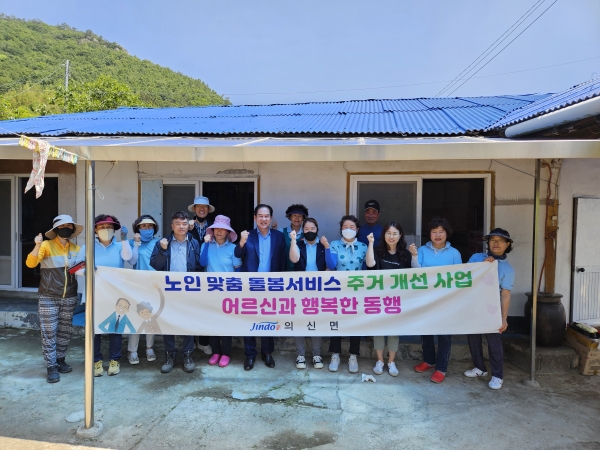 ▲진도군 의신면이 취약계층을 방문해 주거환경개선사업을 실시했다.(사진제공=진도군)