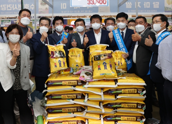 ▲무안군 대표 브랜드 ‘황토랑쌀’이 전남 10대 고품질 브랜드쌀 우수상을 수상했다.(사진제공=무안군)