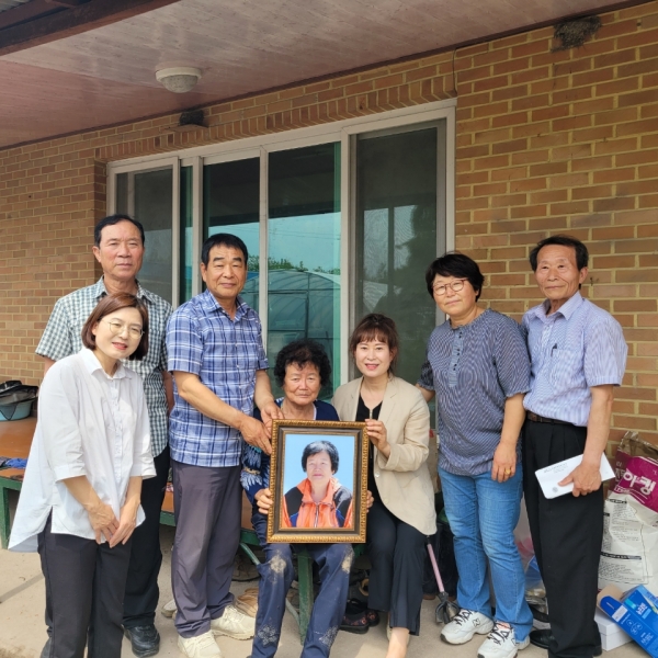 ▲장성군 북일면 주민자치위원회로부터 사진을 전달받은 김옥희 어르신(사진제공=장성군)