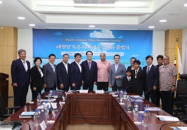 ▲신안군과 태평양도서국이 ‘태평양기후위기대응협의회’ 출범식을 개최한 뒤 기념촬영을 하고 있다. (왼쪽부터 김혁성 신안군의회 의장, 최미숙 전남도의회 의원, 이용빈 국회 1.5°C 포럼 책임의원, 서삼석 국회예산결산위원장, 박우량 신안군수, 릴라이벨라스 메툴 팔라우 문화관광개발부 장관, 오시난 Global Business Association 회장, 조슬린 마셜제도대사 배우자와 가족, 김성인 (전)주피지한국대사, 카도이 룰레케드 팔라우 관광청장.사진제공=신안군)
