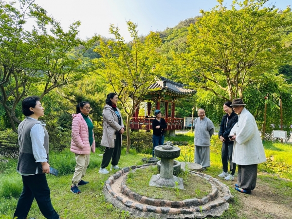 ▲현장 스님이 대원사 노닐기 중 나무 이야기 체험을 진행하고 있다.(사진제공=보성군)