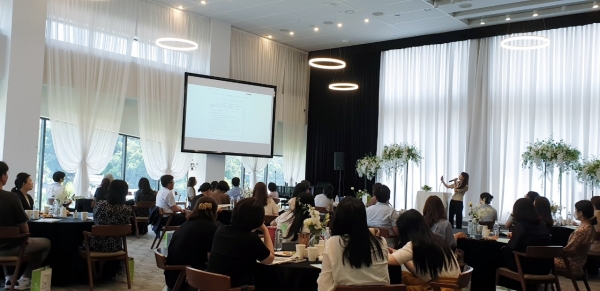 ▲‘청소년 정신건강 문제 면담 및 지도전략’ 연수에 참여한 교원들이 주제발표를 듣고 있다.(사진제공=전라남도교육청)