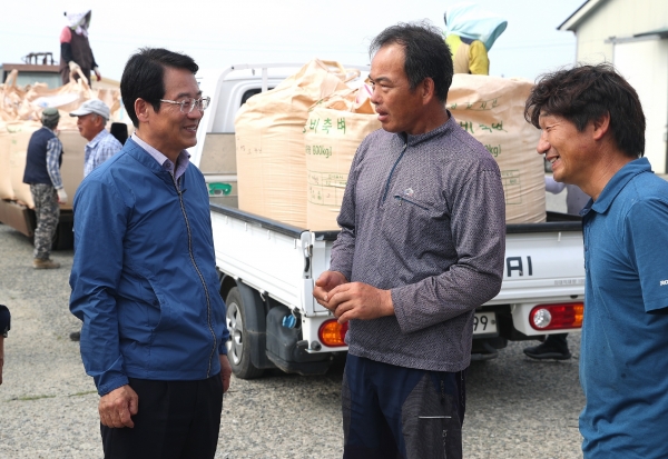 ▲강진원 강진군수가 군동 영포 농협 창고를 찾아, 수매에 나선 주민들을 격려하고 있다.(사진제공=강진군)
