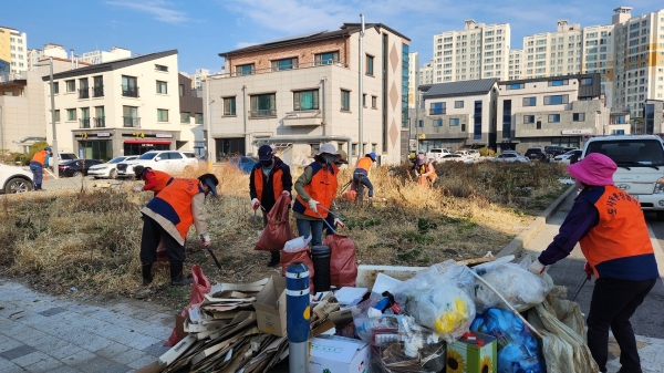 ▲순천시 도사동이 깨끗한 거리 만들기 및 캠페인을 추진하기 전의 오천동 공한지의 모습(사진제공=순천시)