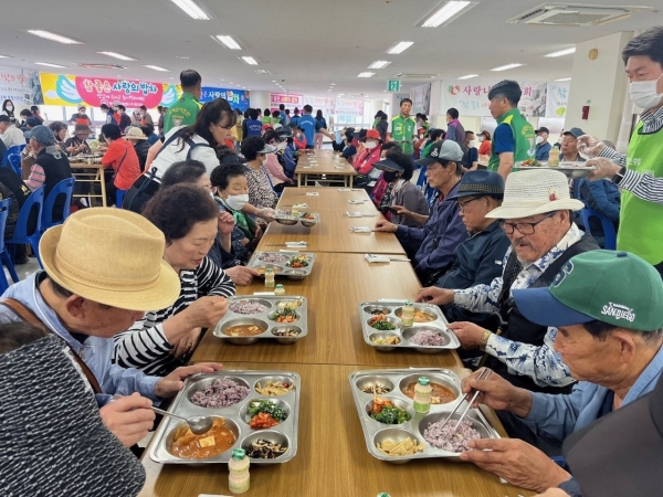 ▲따뜻한 한끼를 제공한 ‘참 좋은 사랑의 밥차’가 상반기 일정을 마무리했다.(사진제공=목포시)