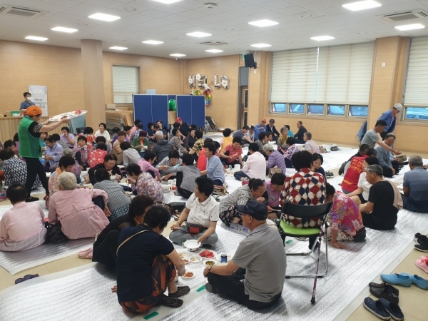 ▲무안군 해제면 새마을부녀회는 7일 사랑의 복달임 행사를 개최했다.(사진제공=무안군)