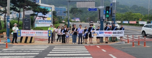 ▲무안군은 지난 6일 안전한 교통문화 확립을 위한 교통안전 캠페인에 참여했다.(사진제공=무안군)