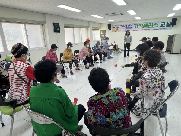 ▲고흥군은 소록도 주민 대상으로 치매 예방프로그램 ‘기억플러스’를 운영하고 있다.(사진제공=고흥군)