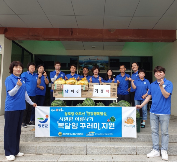 ▲장흥군 유치면 지역사회보장협의체는 경로당 어르신 ‘건강행복밥상’ 지원 사업으로 시원한 여름나기‘복달임 꾸러미’를 관내 경로당 23개소에 전달했다.(사진제공=장흥군)