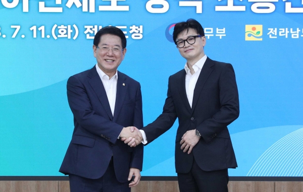 ▲김영록 전라남도지사와 한동훈 법무부 장관이 11일 오전 전남도청 서재필실에서 열린 법무부와 전라남도 외국인·이민제도 정책 소통간담회에서 기념촬영을 하고 있다.(사진제공=전라남도)