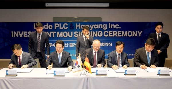 ▲김영록 전라남도지사가 2023년 5월 3일 독일 프랑크푸르트에서 린데, ㈜한양과 8억 불(1조 원) 규모의 ‘묘도 블루수소 생산 클러스터 조성을 위한 투자협약’을 하는 모습.(사진제공=전라남도)