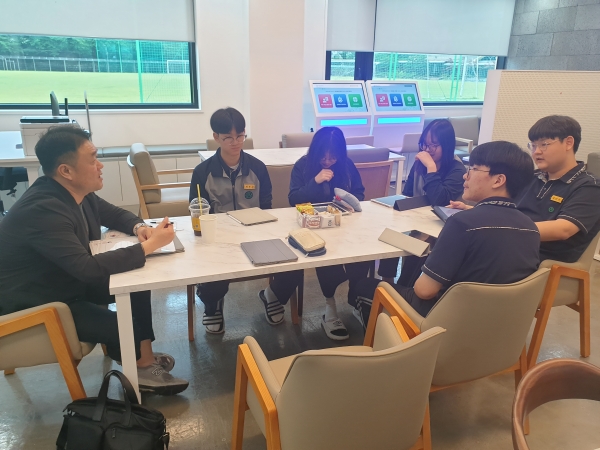 ▲진로진학상담센터 소속 대입지원관들이 도서·읍면 학교 고등학생들을 대상으로 맞춤형 진학상담을 진행하고 있다.(사진제공=전라남도교육청)