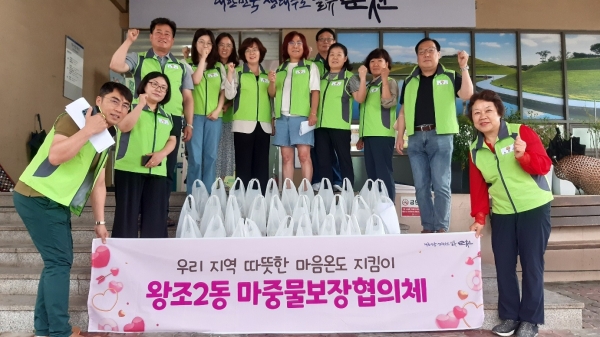 ▲지난 11일 순천시 왕조2동 마중물보장협의체가 초복을 맞아 취약계층에 삼계탕을 전달했다.(사진제공=순천시)