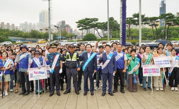▲목포시가 목포경찰서 등 유관기관과 함께 전국체전 성공개최를 위한 교통질서 지키기 캠페인을 추진했다.(사진제공=목포시)